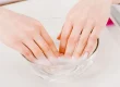Enlever les faux ongles avec de l’eau chaude