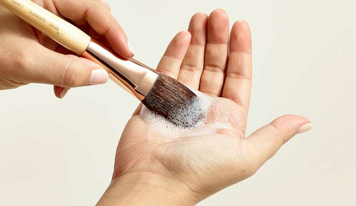 nettoyer-les-pinceaux-maquillage