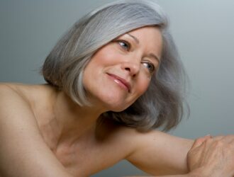 coiffure-femme-60-ans-epanouie