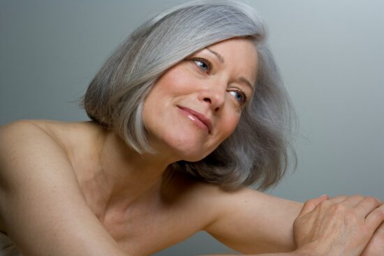 coiffure-femme-60-ans-epanouie