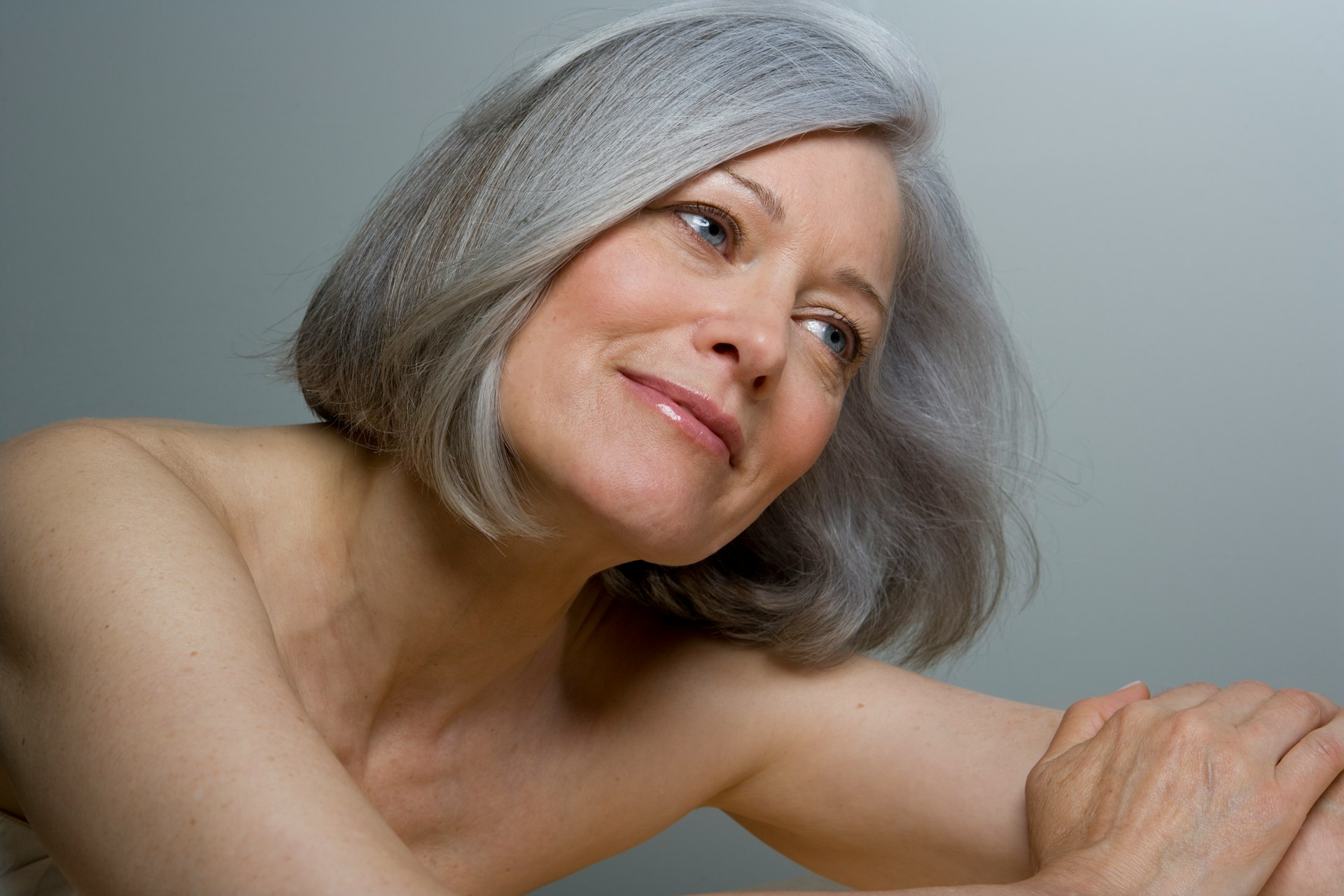 coiffure-femme-60-ans-epanouie