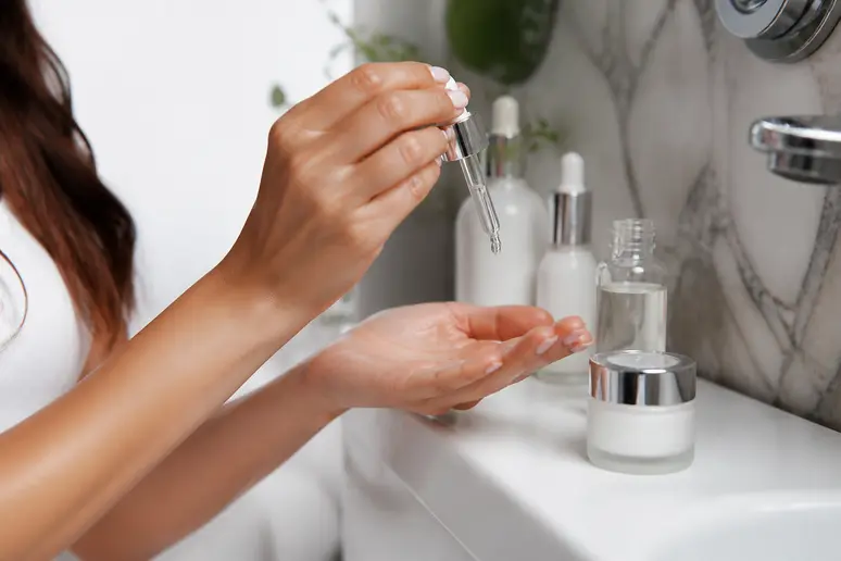 Application d'un sérum hydratant avant le maquillage pour un fond-de-teint-zones-seches.