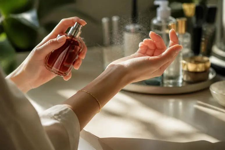 Application délicate d'un parfum sur les points de pulsation pour en prolonger la tenue naturelle et sensuelle.