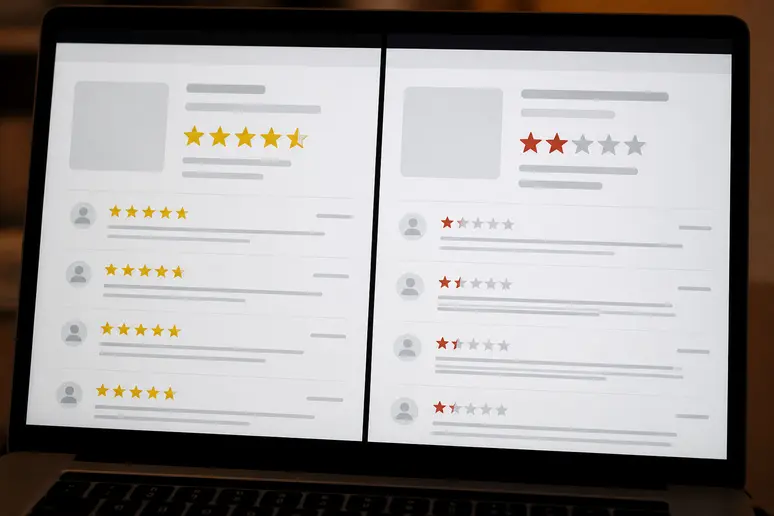Comparaison visuelle de sites affichant des avis divergents sur un produit, mettant en évidence la divergence des retours clients.