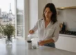 Une femme dans sa cuisine prépare sa routine bien-être avec Amaora OregaPlus avis