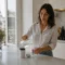 Une femme dans sa cuisine prépare sa routine bien-être avec Amaora OregaPlus avis