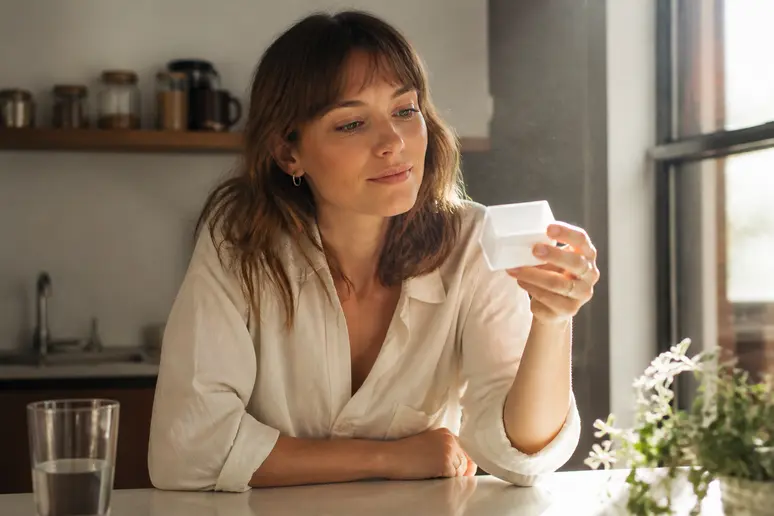 Une jeune femme envisage son traitement circles clear pour l'acné hormonale.