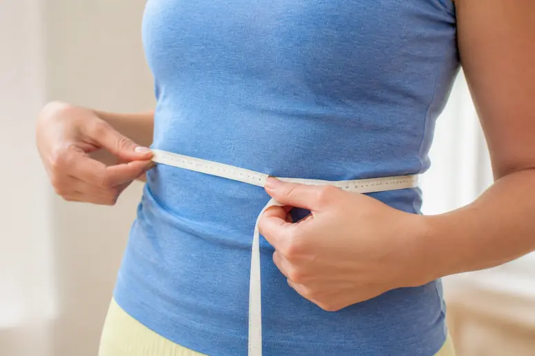 Mesure précise du tour de taille avec un mètre ruban souple.