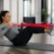 Femme active pratiquant des exercices ciblés pour obtenir silhouette en sablier dans un studio de fitness lumineux