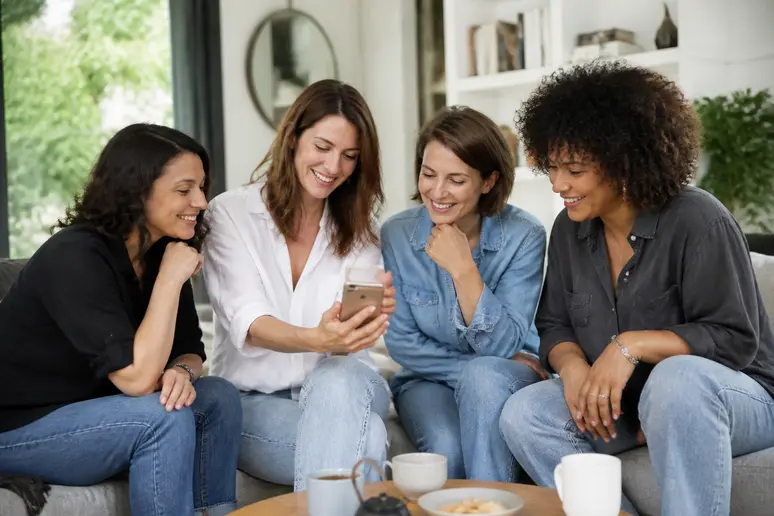 Avis Cuure : groupe de femmes partageant leurs expériences positives sur les réseaux sociaux