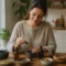 Une femme mature organise des plantes séchées pour choisir compléments équilibre hormonal dans sa cuisine lumineuse.