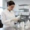 Technicien en laboratoire examinant des flacons neutres lors de tests d'avis produits santé beauté