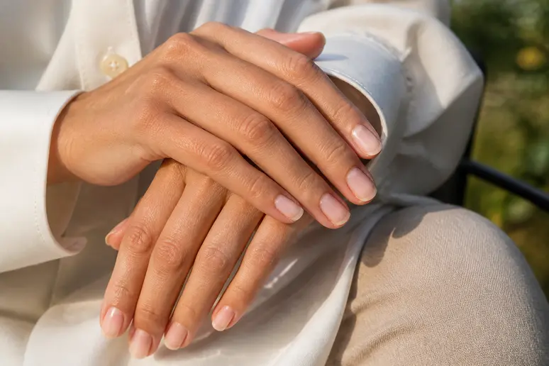 Ongles naturels renforcés et soignés après une cure de durcisseur Herôme