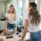 Plusieurs produits et pinceaux indispensables pour un maquillage réussi sur une coiffeuse lumineuse