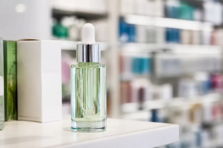 Flacon de luxéol sérum pousse croissance présenté en rayon dans une pharmacie française moderne.