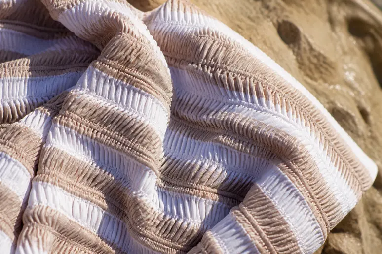 Détail de matière texturée et de volants sur un maillot pour petite poitrine