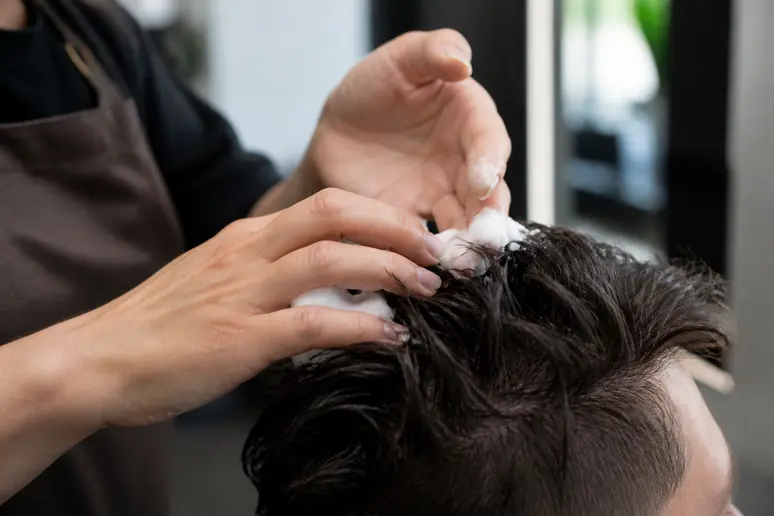 Application d'une mousse volumatrice sur une coupe pixie pour cheveux fins