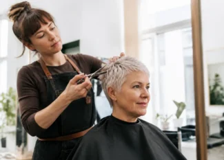 Découvrez comment adopter pixie cut avec cette coupe courte texturée réalisée en salon de coiffure.