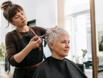 Découvrez comment adopter pixie cut avec cette coupe courte texturée réalisée en salon de coiffure.