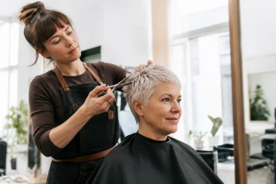 Découvrez comment adopter pixie cut avec cette coupe courte texturée réalisée en salon de coiffure.