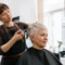 Découvrez comment adopter pixie cut avec cette coupe courte texturée réalisée en salon de coiffure.