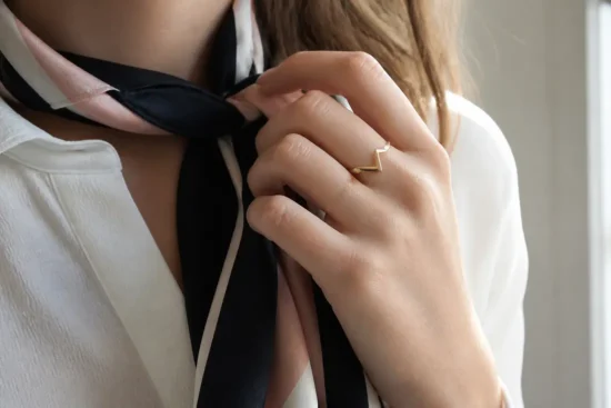 Comment choisir une bague Zag minimaliste pour un style intemporel ?
