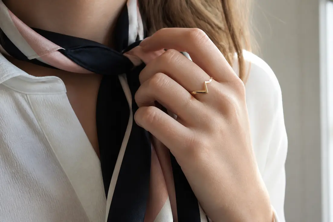 Comment choisir une bague Zag minimaliste pour un style intemporel ?