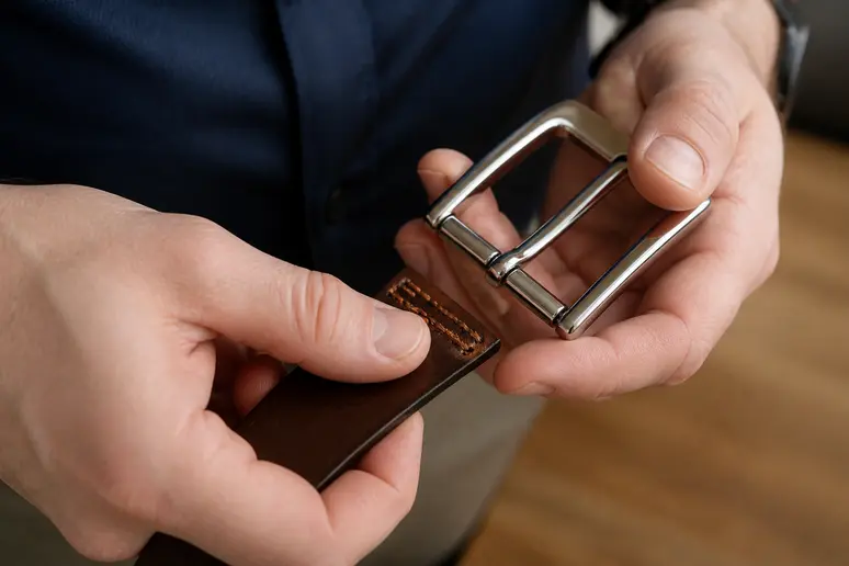 Alignement de la sangle en cuir avec la nouvelle boucle de ceinture avant fixation