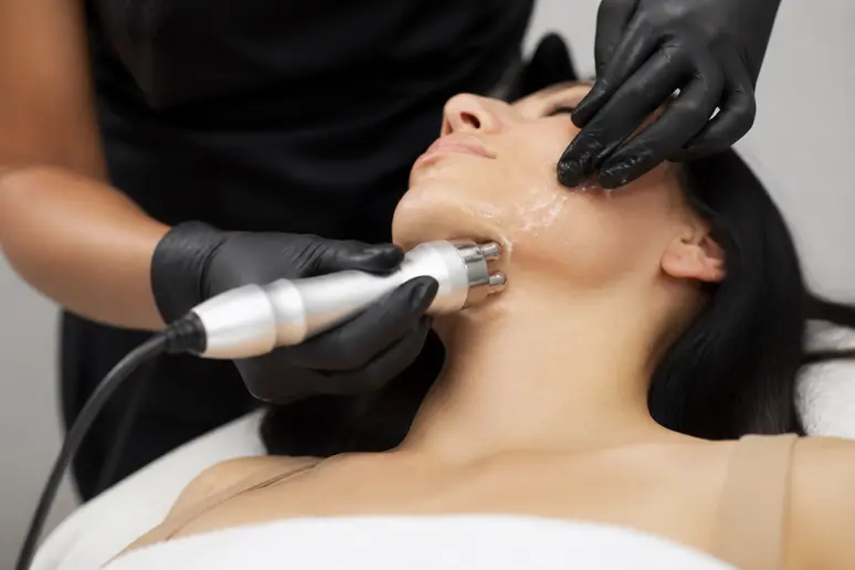 Application de gel conducteur pour l'appareil radiofréquence CurrentBody sur l'ovale du visage
