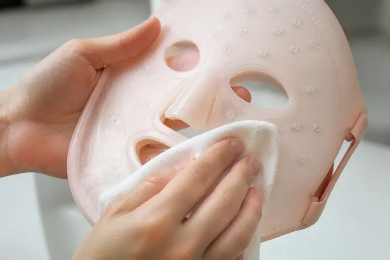 Nettoyage minutieux des diodes du masque LED CurrentBody après la séance de soin