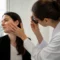 Consultation médicale en cabinet dermatologique pour analyser des effets secondaires injections acide hyaluronique sur le visage d'une patiente