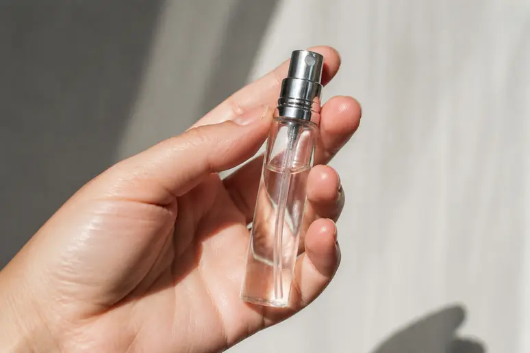 Spray de voyage de 10 ml d'eau de parfum tenu en main pour choisir un format abordable