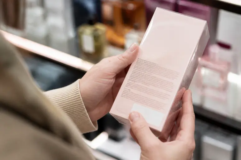 Lecture attentive de la liste des ingrédients sur l'emballage pour éviter les erreurs lors du choix d'un parfum