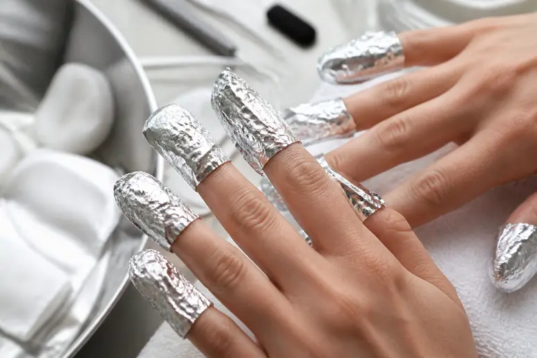 Retrait du vernis gel à l'aide de wraps dissolvants sur les doigts
