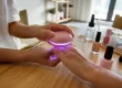 Le Mini Macaron avis lors d'une manucure semi-permanente à la maison avec une petite lampe LED