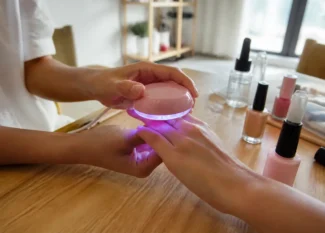 Le Mini Macaron avis lors d'une manucure semi-permanente à la maison avec une petite lampe LED