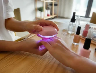 Le Mini Macaron avis lors d'une manucure semi-permanente à la maison avec une petite lampe LED
