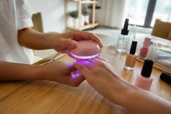 Le Mini Macaron avis lors d'une manucure semi-permanente à la maison avec une petite lampe LED