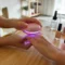 Le Mini Macaron avis lors d'une manucure semi-permanente à la maison avec une petite lampe LED
