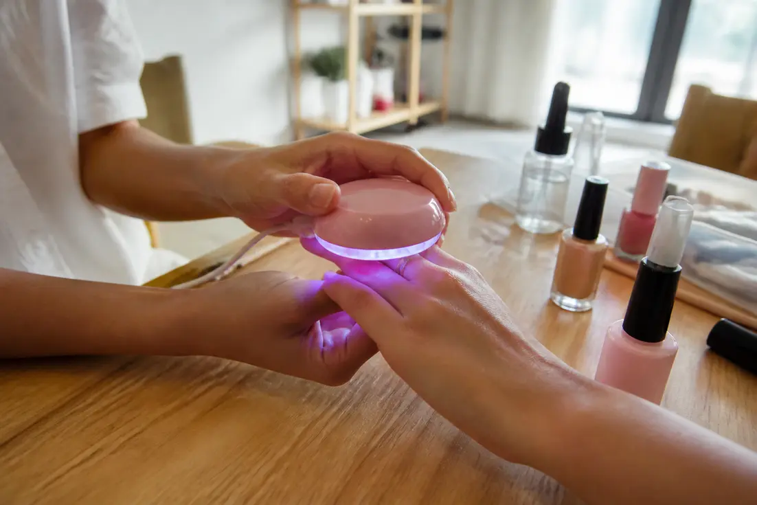 Le Mini Macaron avis lors d'une manucure semi-permanente à la maison avec une petite lampe LED