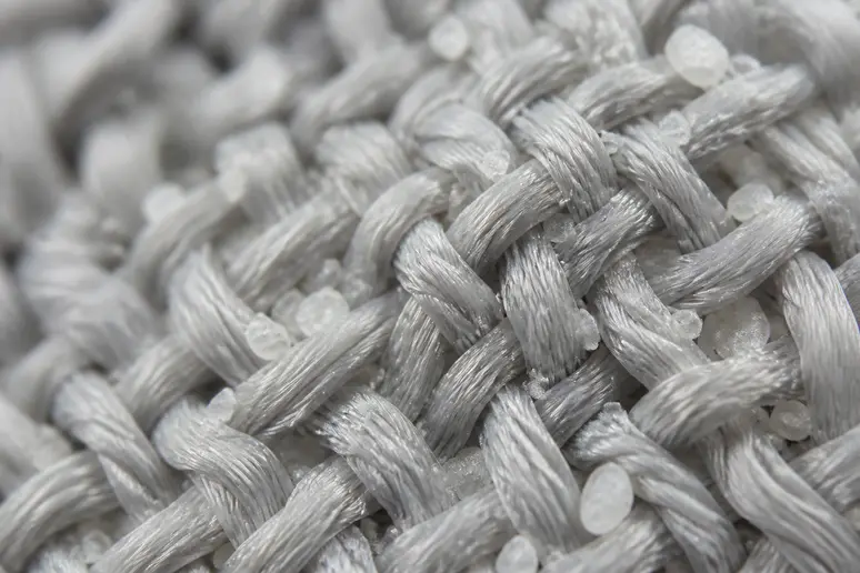 Gros plan sur la maille d'un legging anti cellulite intégrant des fibres céramiques minérales