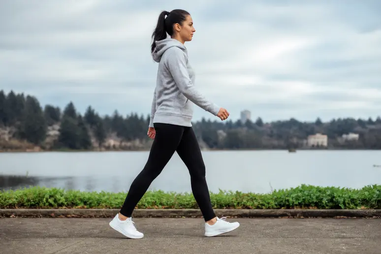 Personne habillée portant un legging anti cellulite compressif pour une utilisation quotidienne