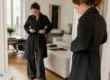 Une femme élégante compose une tenue équilibrée pour savoir comment s'habiller chic dans son salon.