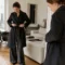 Une femme élégante compose une tenue équilibrée pour savoir comment s'habiller chic dans son salon.