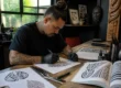 Choisir tatouage maori homme en dessinant un motif personnalisé sur papier dans un atelier