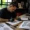 Choisir tatouage maori homme en dessinant un motif personnalisé sur papier dans un atelier