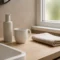 Bouteille de soin dentaire minimaliste sur un meuble de salle de bain en bois avec The Smilist avis
