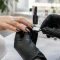 Application minutieuse d'un vernis Cat Eye avec un aimant sur une manucure en salon