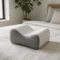 coussin Cellsius avis posé sur un lit moderne pour soulager les douleurs lombaires