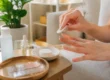 Une personne prenant soin de ses mains pour enlever vernis semi permanent sans abîmer à la maison